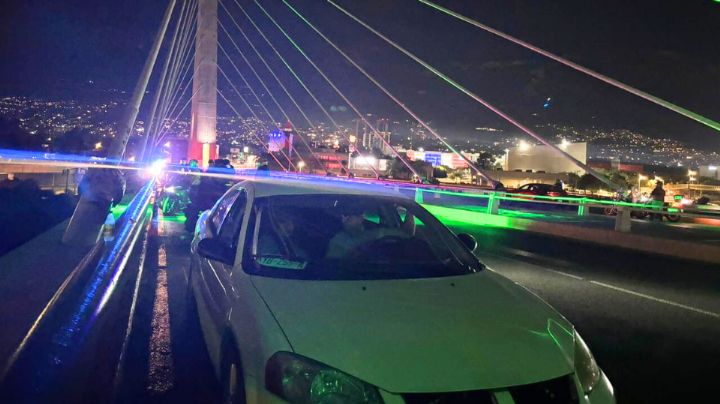 Motociclistas usan el Puente Atirantado para arrancones
