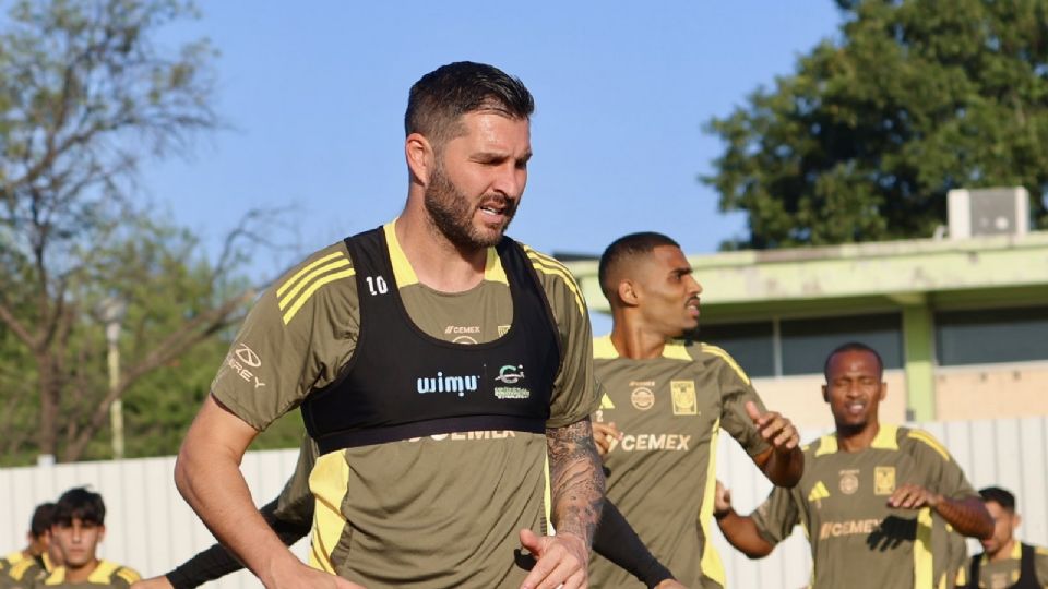 André-pierre Gignac entrenando en las nuevas instalaciones del Club Tigres