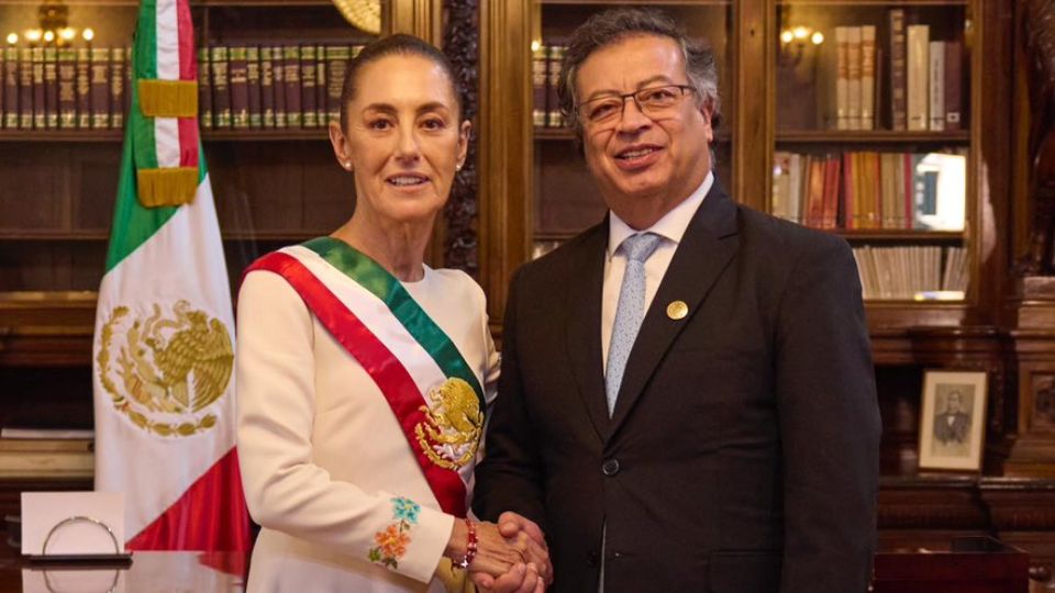 Claudia Sheinbaum y Gustavo Petro estrechan su mano | X / @Claudiashein