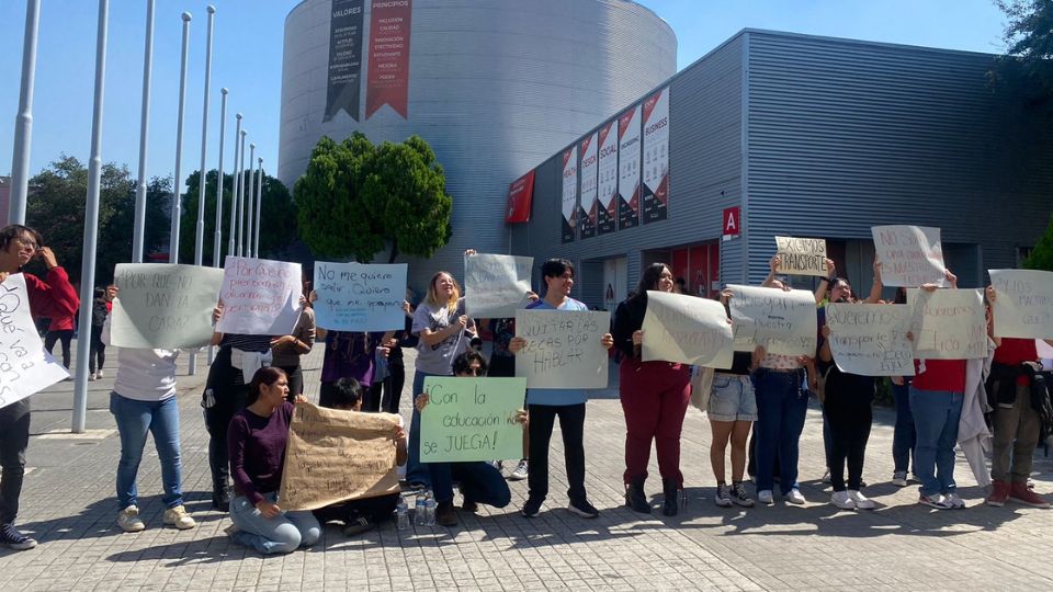 Personas protestan contra decisión de UVM