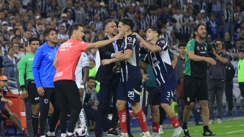 Lucas Ocampos salió expulsado tras un altercado con Édgar Guerra y se perderá la Liguilla.
