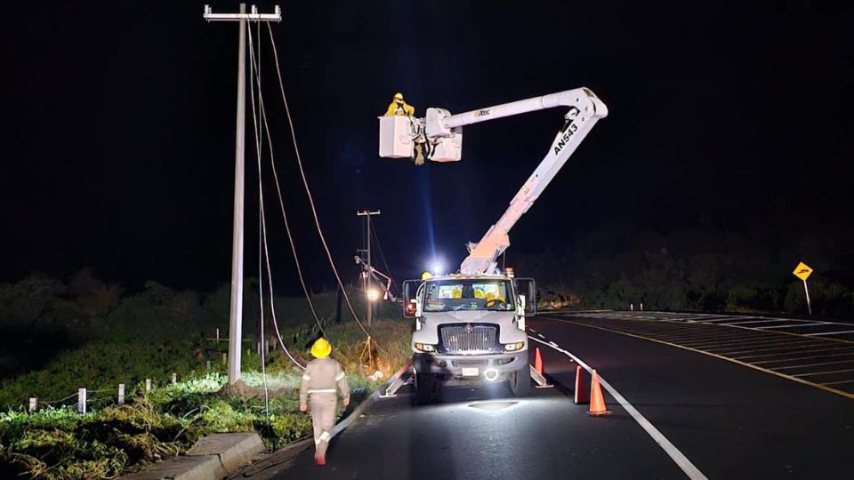 Personal de CFE realiza labores en un poste de luz | Facebook / CFE Nacional