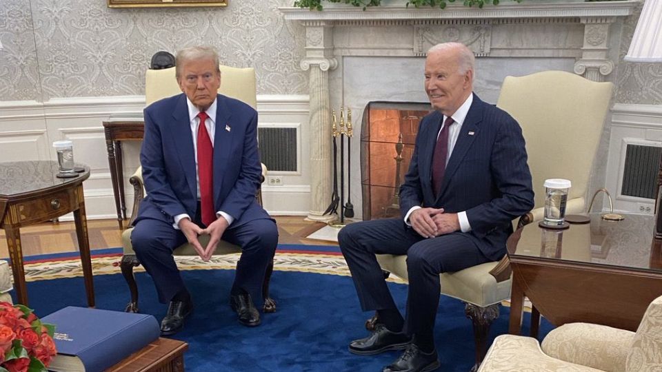 Donald Trump (izq.) y Joe Biden en la Casa Blanca | X / @PopBase