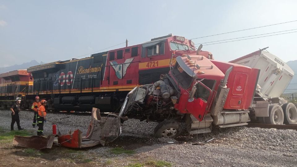 Tren impacta tráiler en Santa Catarina