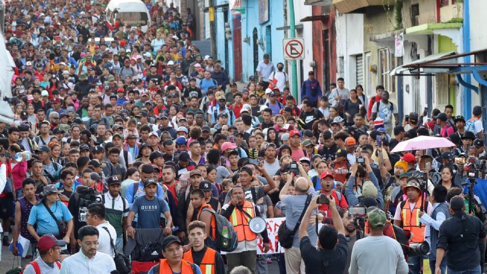 Migrantes parten en caravana rumbo a EEUU, este martes, en el municipio de Tapachula en el estado de Chiapas (México).