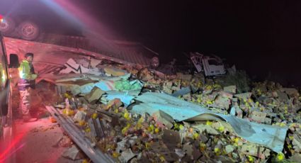 Muere hombre tras volcar su tráiler en la autopista a Laredo