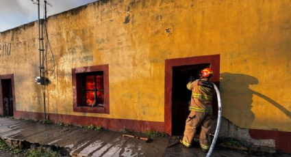 Se incendia una bodega de tarimas frente a Plaza Dulces Nombres en Pesquería