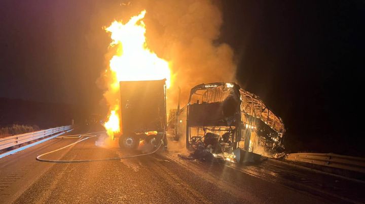 Choca autobús de pasajeros saliente de Monterrey; hay 2 muertos