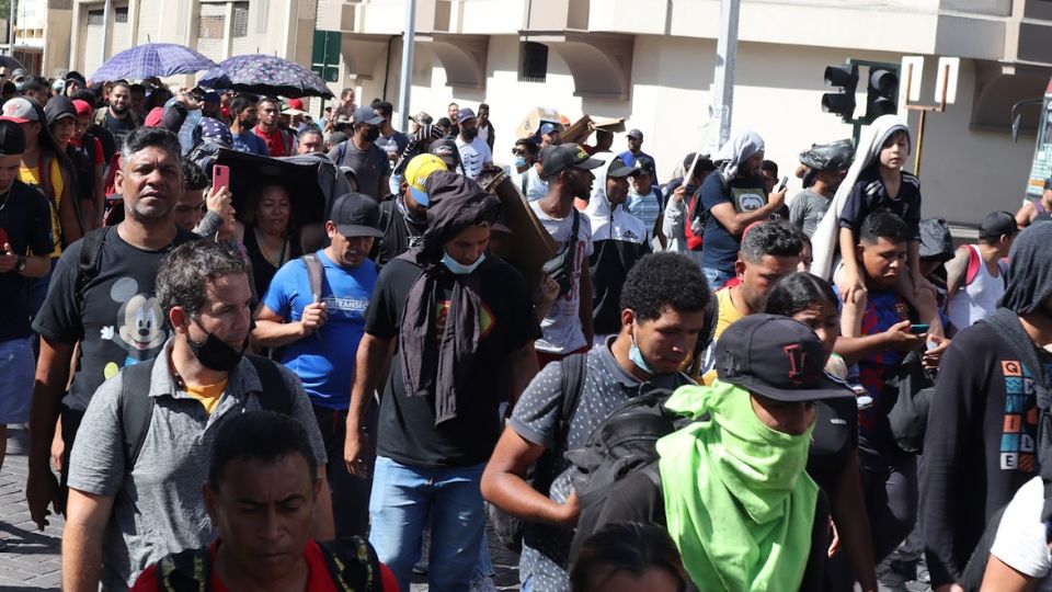 Migrantes caminan en calles de Monterrey