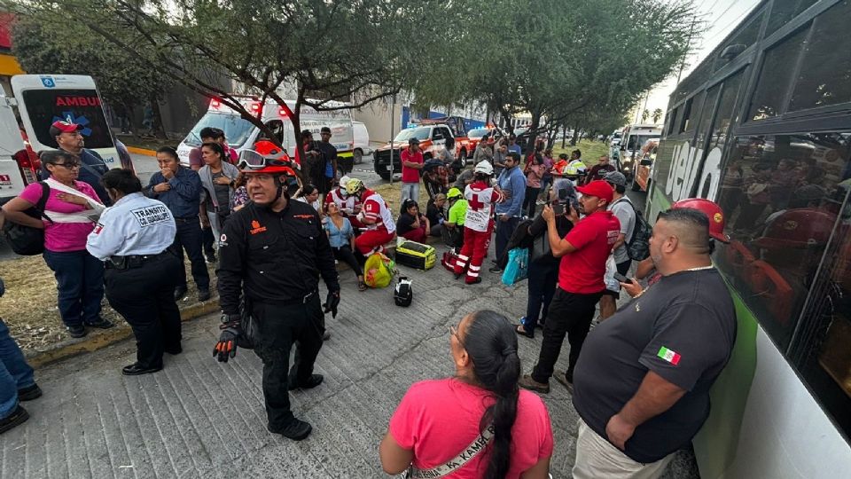 Personas heridas recibiendo atención médica.