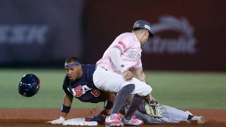 Chandler Simpson (atrás) de Estados Unidos y Andrés Álvarez de México participan en un juego del Premier 12 de la Confederación Mundial de Béisbol y Sóftbol