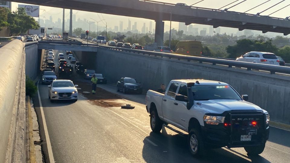 Derrame de diésel sobre carril central del Boulevard Antonio L.  Rodríguez