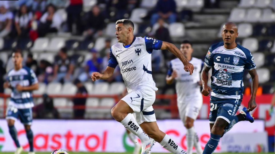 Luis Rodriguez del Pachuca y German Berterame del Monterrey disputan el balón durante el juego de la Jornada 1 del Apertura 2024 de la Liga MX