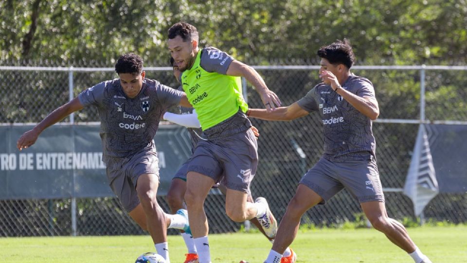 Johan Rojas y Lucas Ocampos disputan un balón durante un entrenamiento de Rayados