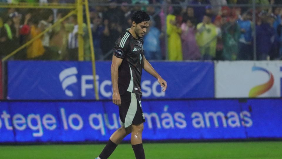 Raúl Jiménez se lamenta durante el partido de Honduras y México