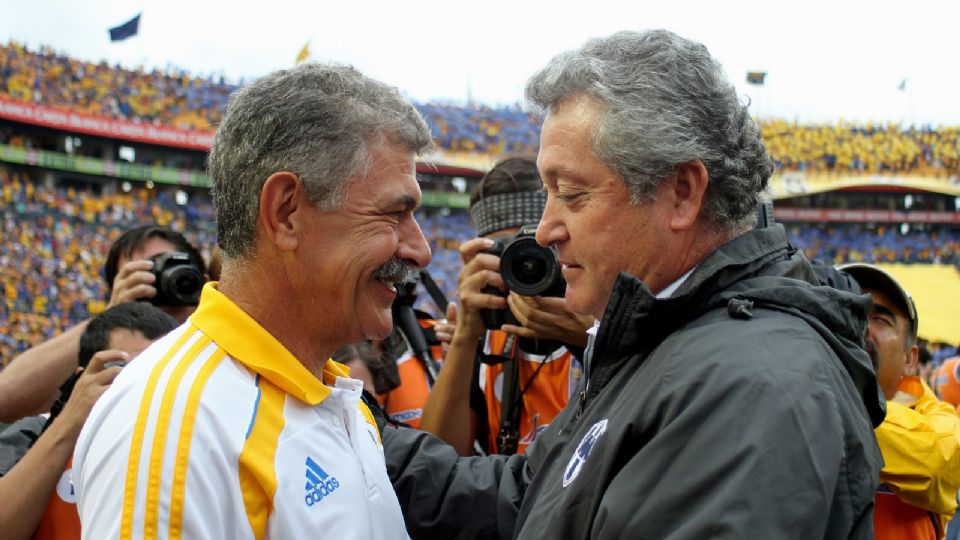 Ricardo Ferretti y Víctor Manuel Vucetich previo a un Clásico Regio; ambos son considerados como de los mejores técnicos que ha tenido el futbol regio