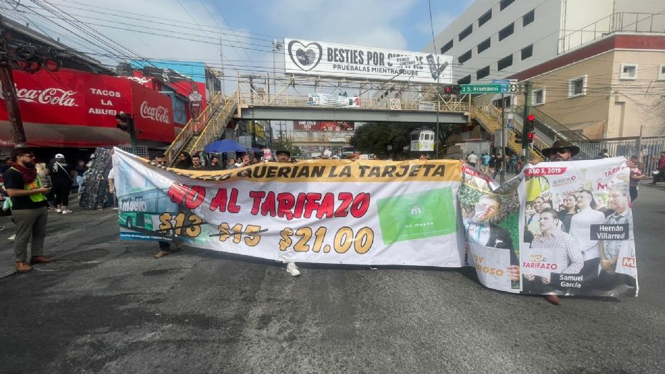 Manifestación por el tarifazo en el centro de Monterrey.