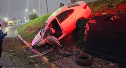 Conductor pierde el control y vuelca en Av. Paseo de los Leones, en Monterrey