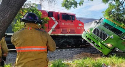 Tren impacta a tráiler que intentó ganarle el paso en Guadalupe