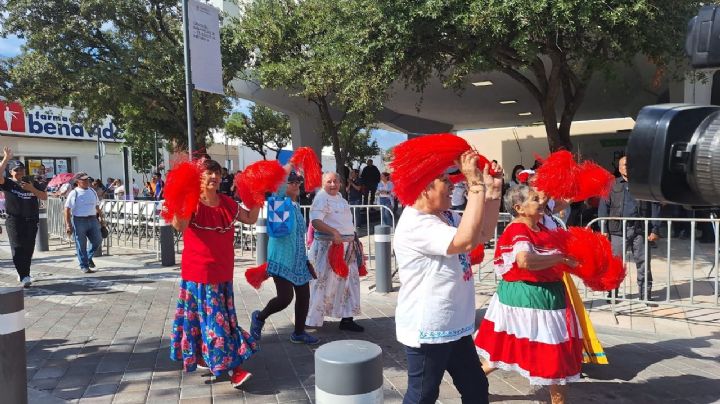 Disfrutan en San Pedro de desfile revolucionario