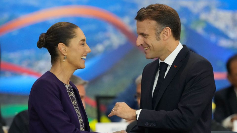 Claudia Sheinbaum saluda a Emmanuel Macron, presidente de Francia 
