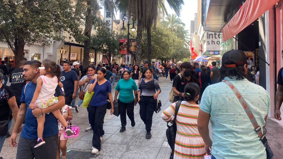 Familias de Monterrey hacen compras en el centro de Monterrey