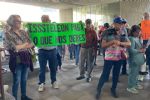 Maestros jubilados bloquean avenida Cuauhtémoc en Monterrey; tráfico colapsa