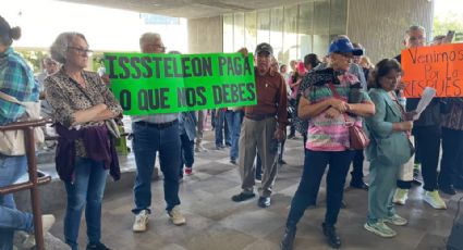 Maestros jubilados bloquean avenida Cuauhtémoc en Monterrey; tráfico colapsa