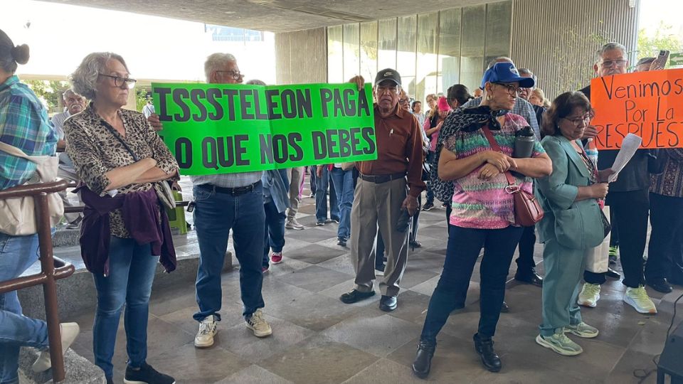 Maestros jubilados se manifiestan frente al Congreso del Estado