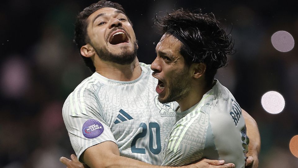 Henry Martín y Raúl Jiménez celebran una anotación en el triunfo de México ante Honduras