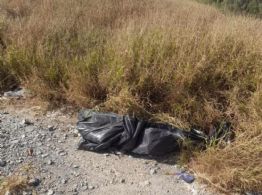 Hallan cuerpo envuelto en bolsas negras en terreno baldío de García