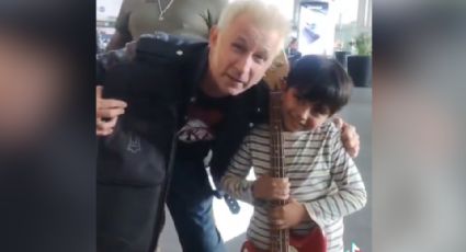 Bajista de Green Day le regala su instrumento a un niño en Ciudad de México