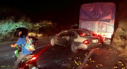 Matrimonio se impacta contra camión de naranjas en la Carretera Nacional; ella murió