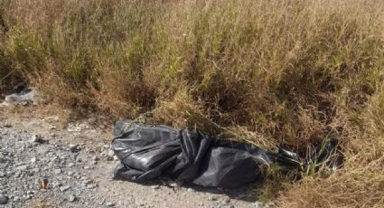 Hallan cuerpo envuelto en bolsas negras en terreno baldío de García