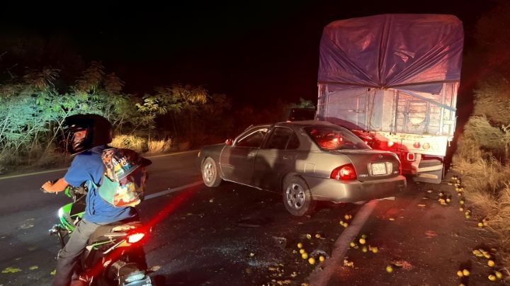 Matrimonio se impacta contra camión de naranjas en la Carretera Nacional; ella murió