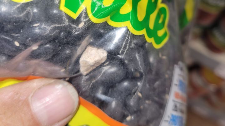 Estadounidense se queja por hallar piedrita dentro de bolsa de frijoles mexicanos