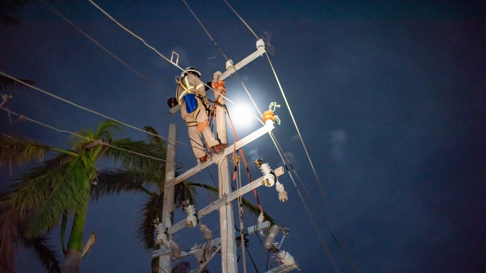 Trabajos de reparación en red eléctrica | Facebook /  CFE Nacional