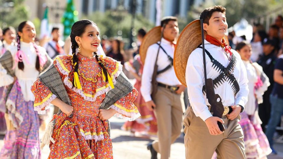 Jóvenes desfilan en el centro de Monterrey este miércoles