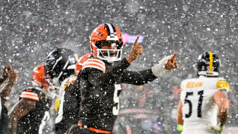 Los Browns se imponen a los Steelers en un emocionante partido marcado por las inclemencias del tiempo.