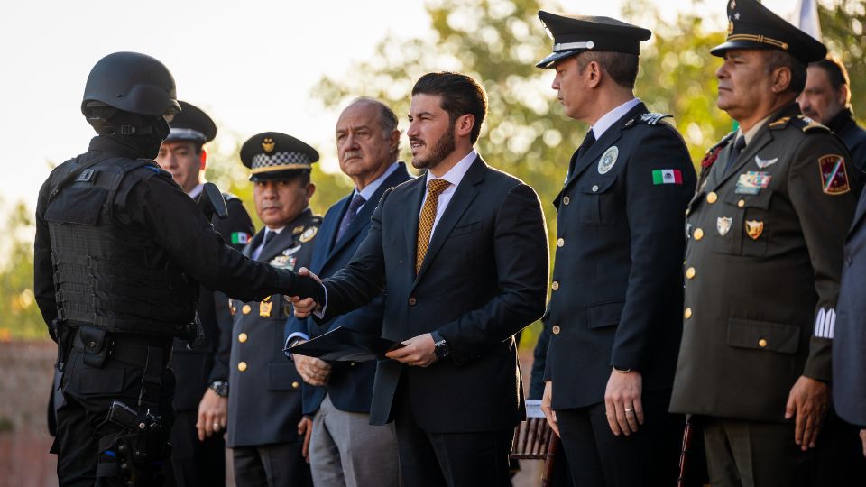 Cadetes de Fuerza Civil recién graduados saludan al gobernador Samuel García