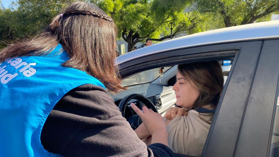 Personal de Salud vacuna a ciudadanos en San Pedro