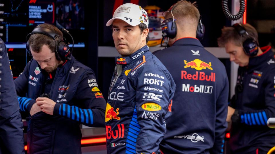 Sergio Pérez, de Red Bull Racing, en su garaje durante la primera sesión de entrenamientos libres del Gran Premio de Las Vegas | EFE/EPA/SHAWN THEW