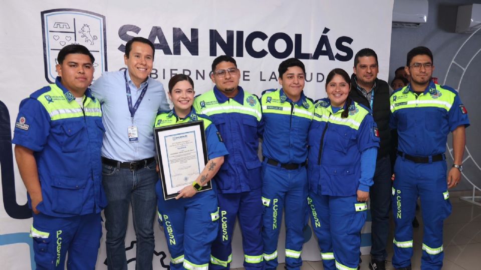 Daniel Carrillo, alcalde de San Nicolás, junto a elementos de bomberos.