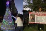 Buscadoras de NL encienden pino navideño en honor de personas desaparecidas