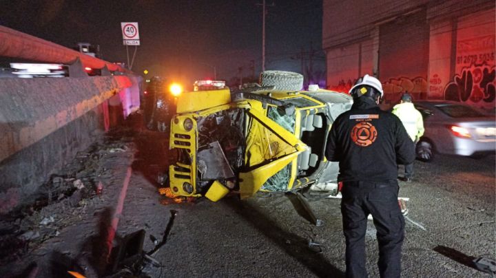 Conductores vuelcan y huyen del lugar
