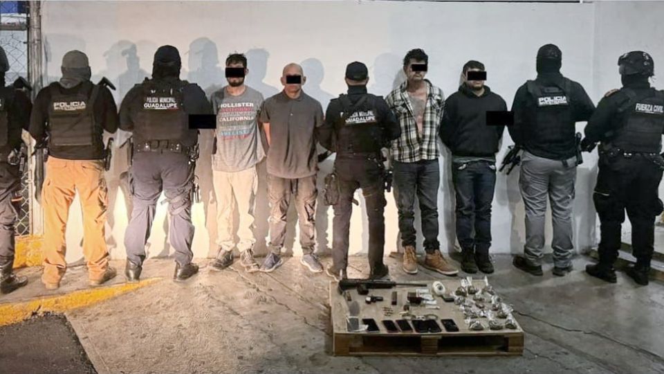 A los cuatro detenidos también se les aseguraron armas y drogas.