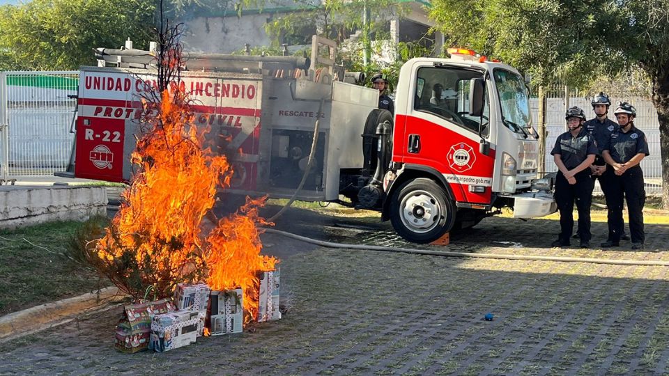 Protección Civil de San Pedro mostró cómo un corto circuito cerca del Pino Navideño puede desencadenar un incendio en el hogar