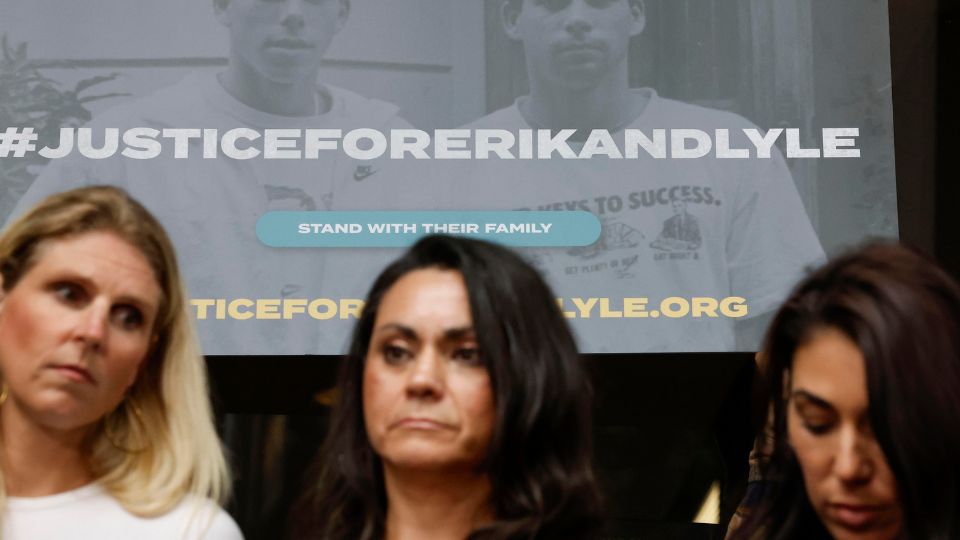 Los hermanos Menéndez fueron enjuiciados en 1989 y sentenciados a cadena perpetua en 1996 por el asesinato de sus padres, en California.