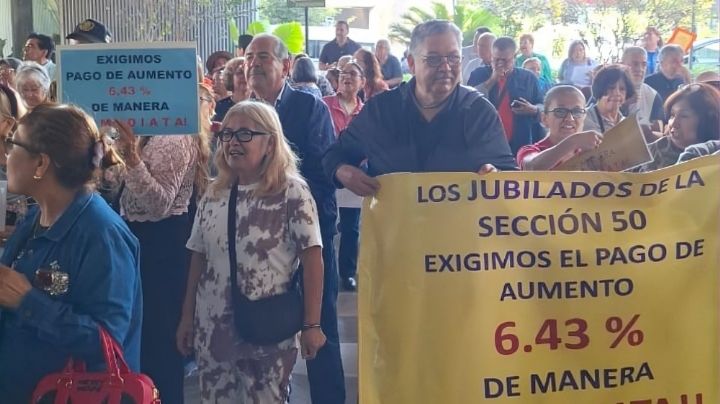 Maestros jubilados exigen aumento de pensiones en el Congreso de NL