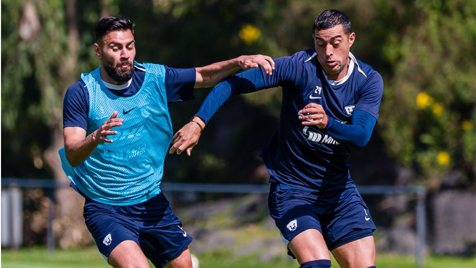 Rubén Duarte disputa balón contra Rogelio Funes Mori | Facebook / Pumas MX